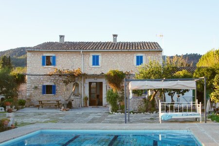 Finca con gran piscina a poca distancia del centro